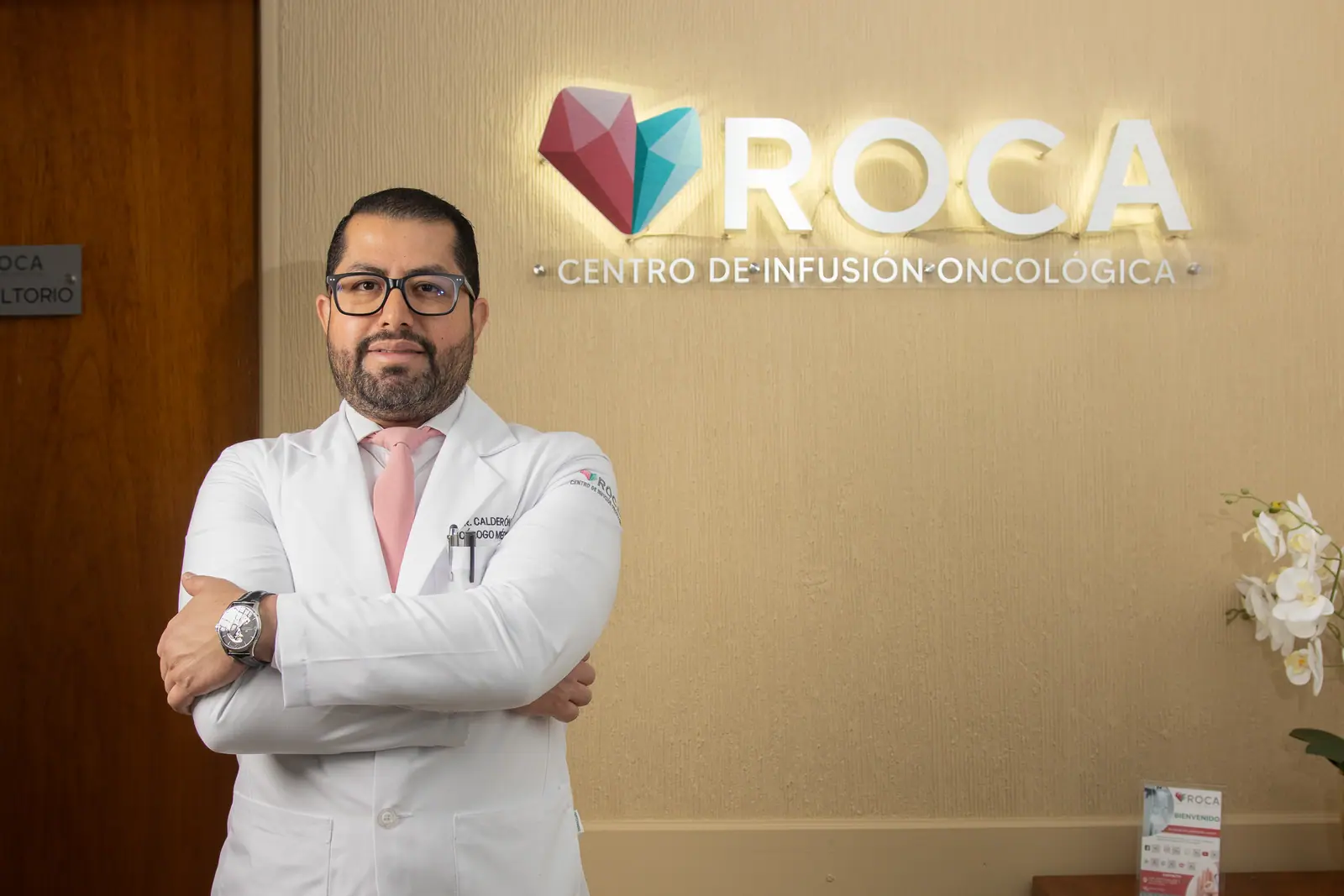 El doctor Roberto Calderón en la recepción del centro de infusión oncológica ROCA en Morelia