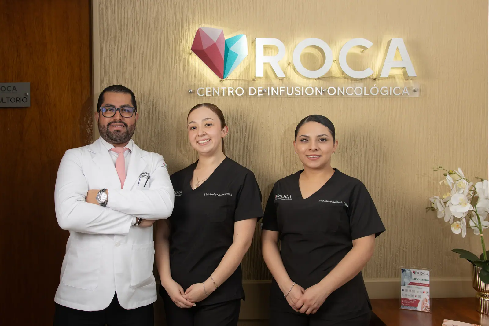 El doctor Calderón y el equipo de enfermería de ROCA en la recepción del centro de infusión oncológica en Morelia